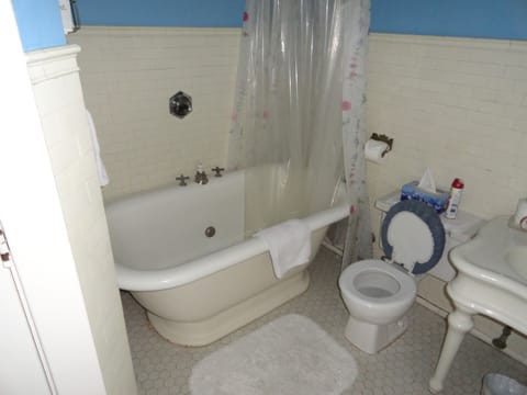 Romantic Room, 1 Queen Bed, Non Smoking | Bathroom | Bathrobes, towels