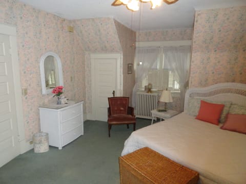 Grand Room, 1 King Bed, Non Smoking | Individually decorated, individually furnished, rollaway beds, free WiFi