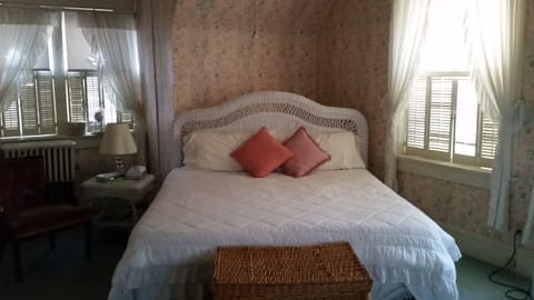 Grand Room, 1 King Bed, Non Smoking | Individually decorated, individually furnished, rollaway beds, free WiFi