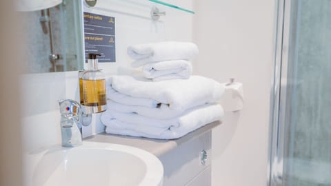 Family Room, Sea View | Bathroom | Shower, rainfall showerhead, free toiletries, hair dryer