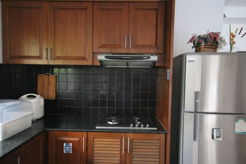 Deluxe Villa | Private kitchen | Full-size fridge, microwave, oven, stovetop