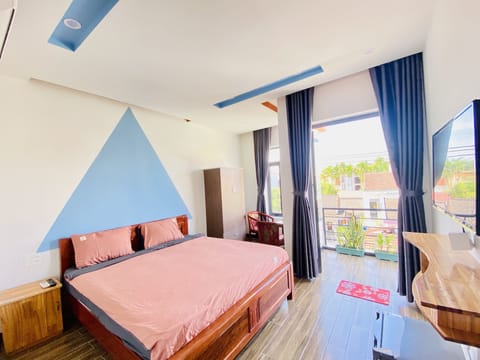 Deluxe Double Room, 1 Queen Bed, Balcony, City View | Minibar, desk, blackout drapes, soundproofing