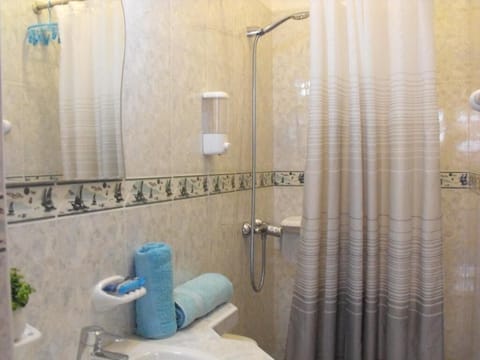 Shower, rainfall showerhead, free toiletries, hair dryer