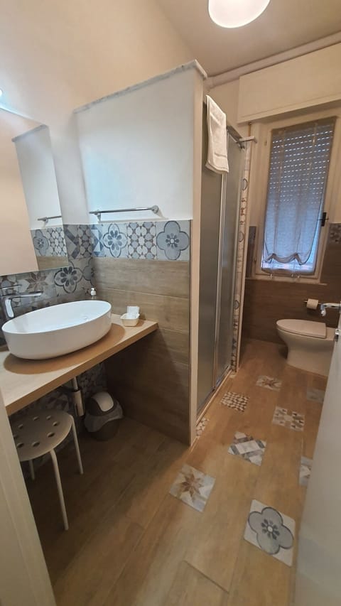 Double Room | Bathroom | Shower, rainfall showerhead, hair dryer, bidet