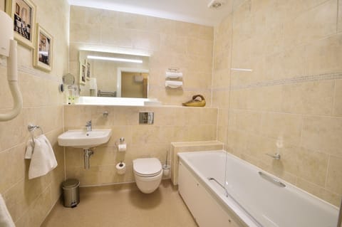 Standard Double Room, 1 Double Bed, Non Smoking | Bathroom | Free toiletries, hair dryer, towels