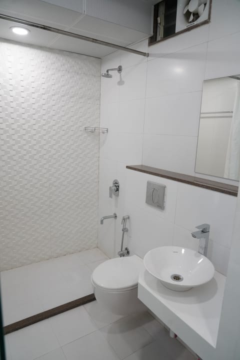 Family Studio, 1 Double Bed, Accessible, Non Smoking | Bathroom | Rainfall showerhead, hair dryer, slippers, towels
