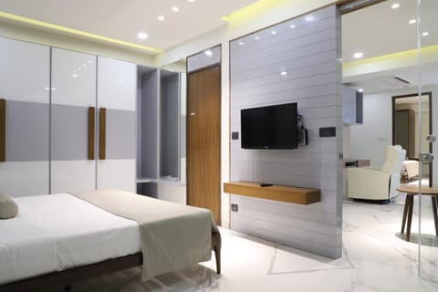 1 bedroom, premium bedding, down comforters, in-room safe