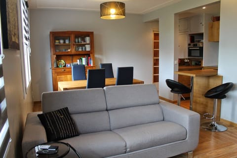 Living room, open-plan kitchen with bar
Sideboard and cupboards
Very bright