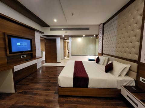 Deluxe Room, 1 King Bed | Premium bedding, in-room safe, desk, laptop workspace