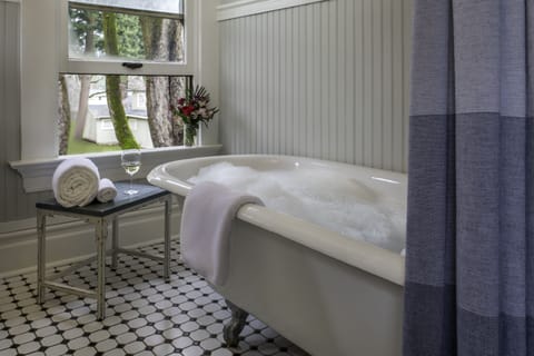 Garden Suite | Bathroom | Hair dryer, bathrobes, towels