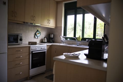 THE FULLY EQUIPPED KITCHEN