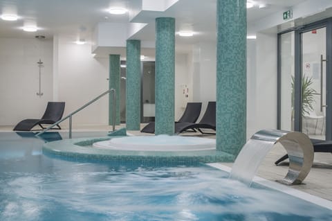 Indoor spa tub