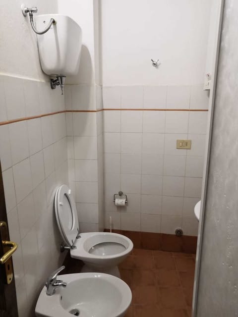 Shower, free toiletries, hair dryer, bidet