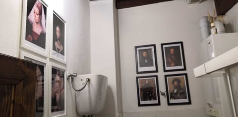 Shower, free toiletries, hair dryer, bidet