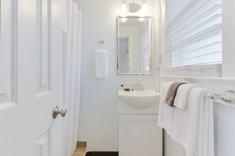 Room 7 | Bathroom | Shower, hair dryer, towels, soap