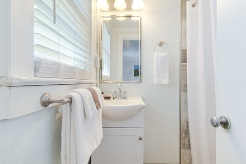 Room 2 | Bathroom | Shower, hair dryer, towels, soap