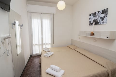 Standard Triple Room | Desk, soundproofing, free WiFi, bed sheets