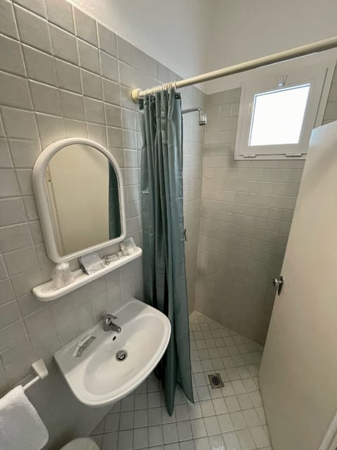 Standard Quadruple Room | Bathroom | Shower, free toiletries, hair dryer, bidet