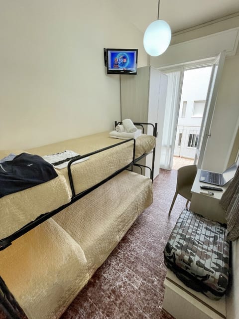 Economy Double Room | Desk, soundproofing, free WiFi, bed sheets