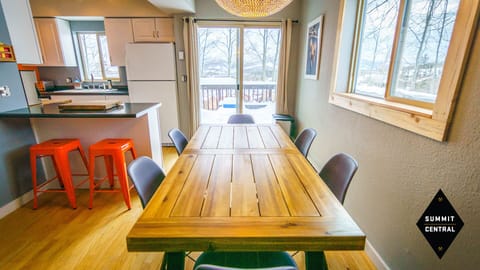 Dining area, seating for 6. Bar seating for 2.