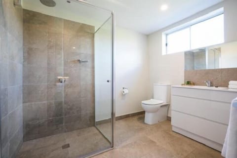 Double or Twin Room, Ensuite | Bathroom | Shower, rainfall showerhead, free toiletries, hair dryer