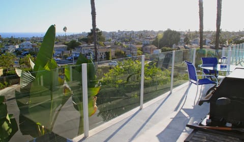 Barbeque, outdoor dining for 6, and outdoor couch/lounge on the lanai