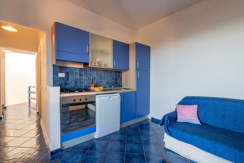 Apartment, 2 Bedrooms | Private kitchenette | Fridge, oven, stovetop, dishwasher