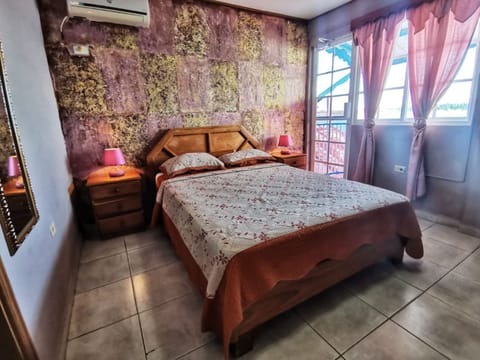 Queen room with sea view | Free WiFi, bed sheets