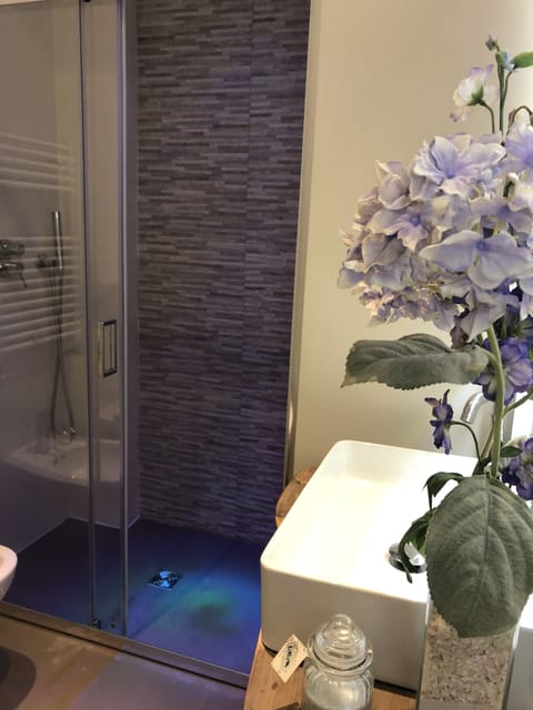 Deluxe Double Room | Bathroom | Shower, bidet, towels