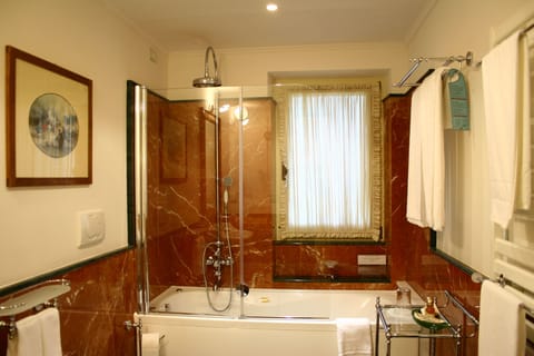 Combined shower/tub, free toiletries, hair dryer, bidet