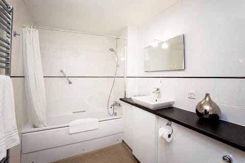 Combined shower/tub, free toiletries, hair dryer, towels