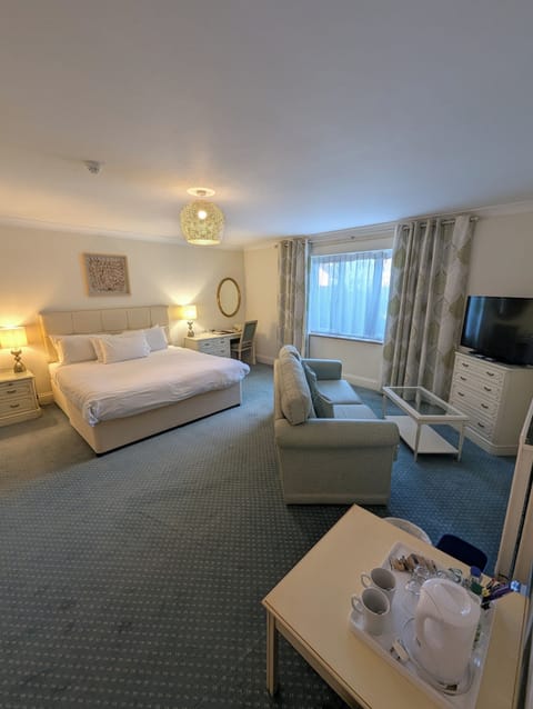 Junior Suite, 1 King Bed, Non Smoking | Blackout drapes, iron/ironing board, free WiFi, bed sheets