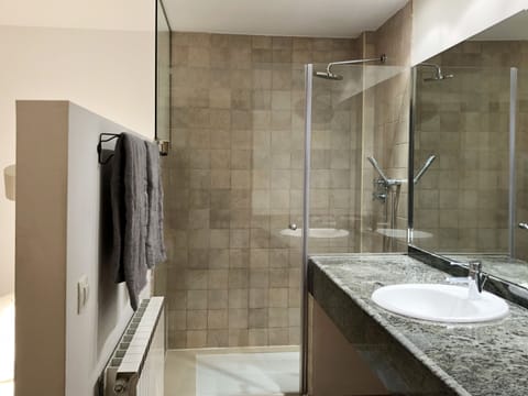 Deluxe Suite, 2 Bedrooms, Jetted Tub | Bathroom shower