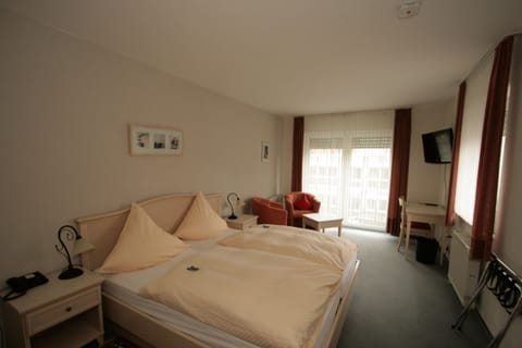 Classic Double Room, Non Smoking | In-room safe, desk, blackout drapes, free WiFi