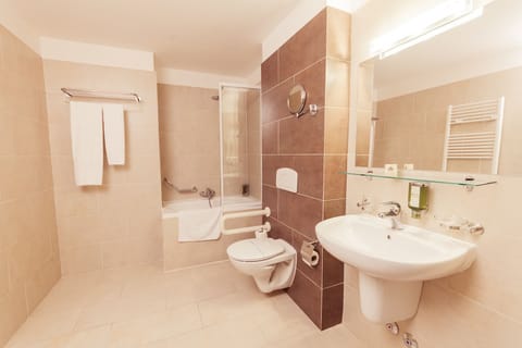 Double or Twin Room | Bathroom | Deep soaking tub, free toiletries, hair dryer, slippers