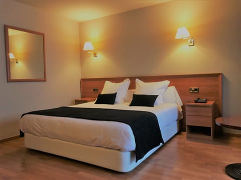 Club Double Room | Minibar, in-room safe, desk, free WiFi