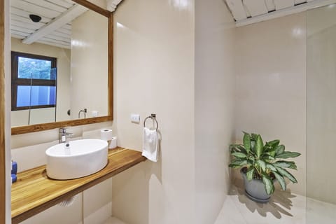 Standard Room | Bathroom | Free toiletries, towels