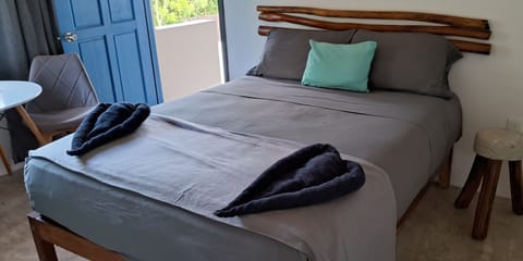 Economy Room, 1 Queen Bed, Non Smoking, Garden View | Bed sheets