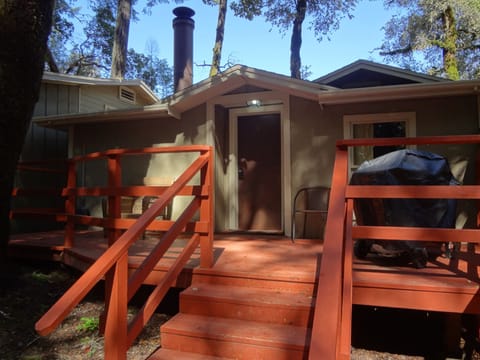 Cabin, 1 King Bed (Cabin #4) | Iron/ironing board, free WiFi, bed sheets, wheelchair access