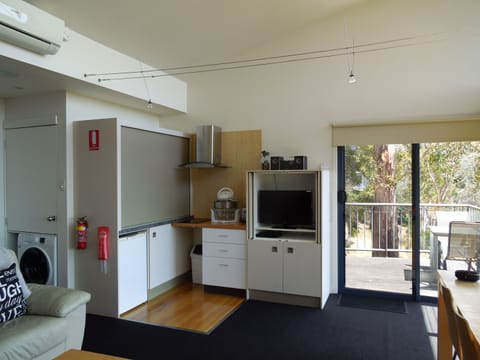 Unit 5 | Private kitchenette | Fridge, microwave, oven, stovetop