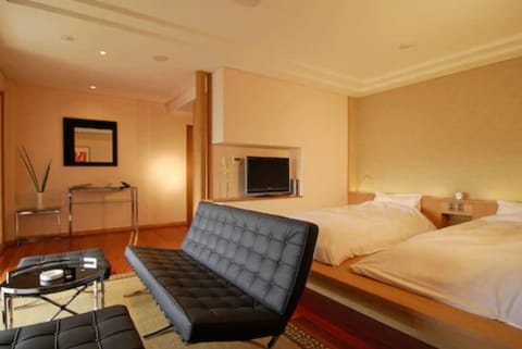 Suite with Panoramic View | Minibar, in-room safe, desk