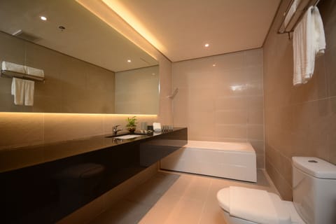 Executive Suite | Bathroom | Shower, rainfall showerhead, free toiletries, hair dryer