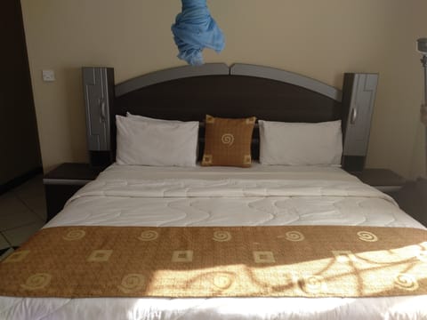 Deluxe Double Room, 1 Double Bed, Ground Floor | Individually decorated, individually furnished, desk, iron/ironing board