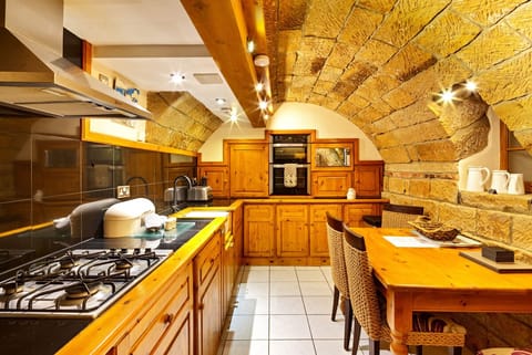 House, 4 Bedrooms (The Old Wine Cellar) | Private kitchen | Fridge, microwave, oven, stovetop