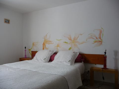 Classic Studio, 1 Queen Bed, Non Smoking, Kitchen (Champêtre) | 1 bedroom, individually decorated, individually furnished, soundproofing