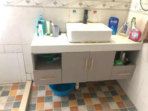 Combined shower/tub, free toiletries, hair dryer, slippers