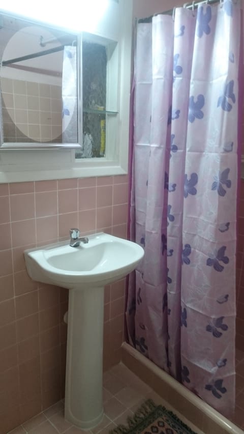 Standard Triple Room, Multiple Beds, Non Smoking | Bathroom | Shower, towels