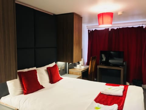 Double Room - En suite  | Individually decorated, individually furnished, laptop workspace