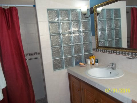 Standard Triple Room | Bathroom | Shower, towels