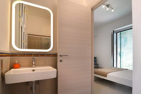 Comfort Triple Room, Balcony | Bathroom | Shower, rainfall showerhead, hair dryer, bidet